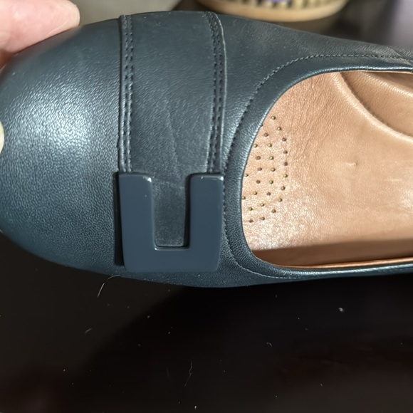 Women's Artisan Clark's flats Sz12M Navy - Picture 10 of 11